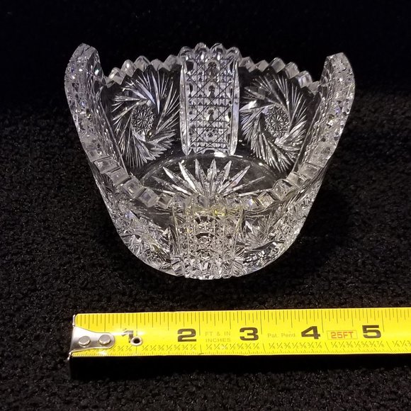 Crystal Dish very good condition. Heavy, clear, cut pinwheels & geometric shapes - Picture 6 of 7